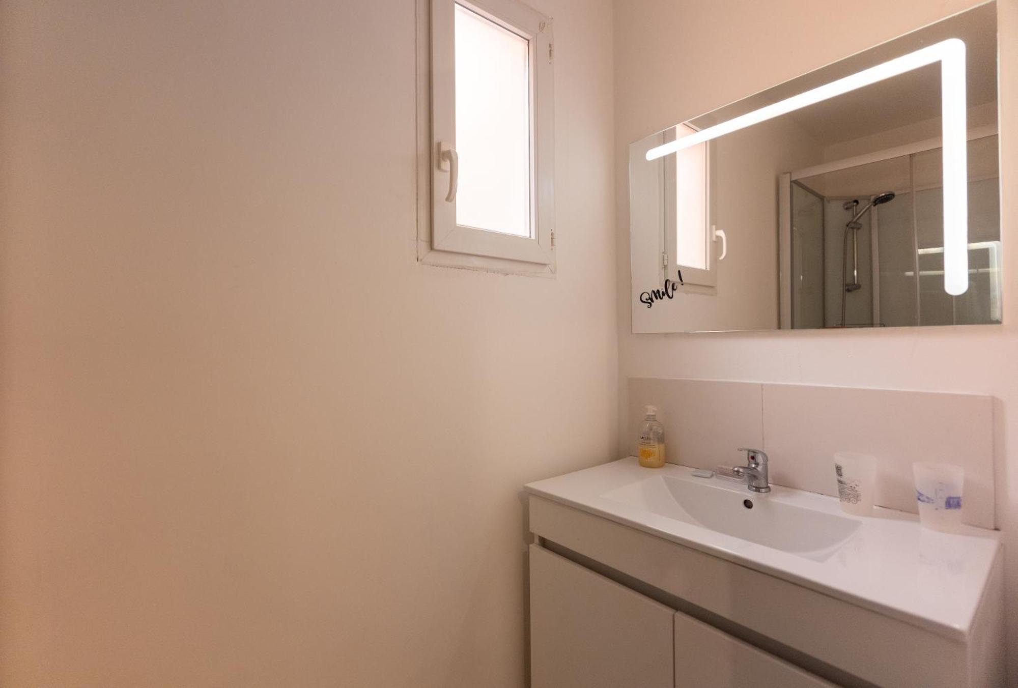 Appartement Tout Equipe Pour 6 Personnes A 15Min Des Plages Beziers Luaran gambar